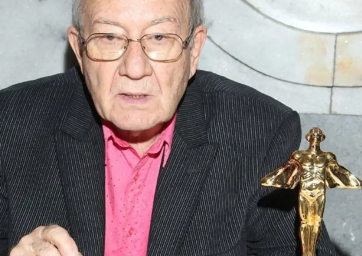Andrzej Dąbrowski z żoną i dziećmi świętuje sukces, trzymając w dłoni statuetkę.