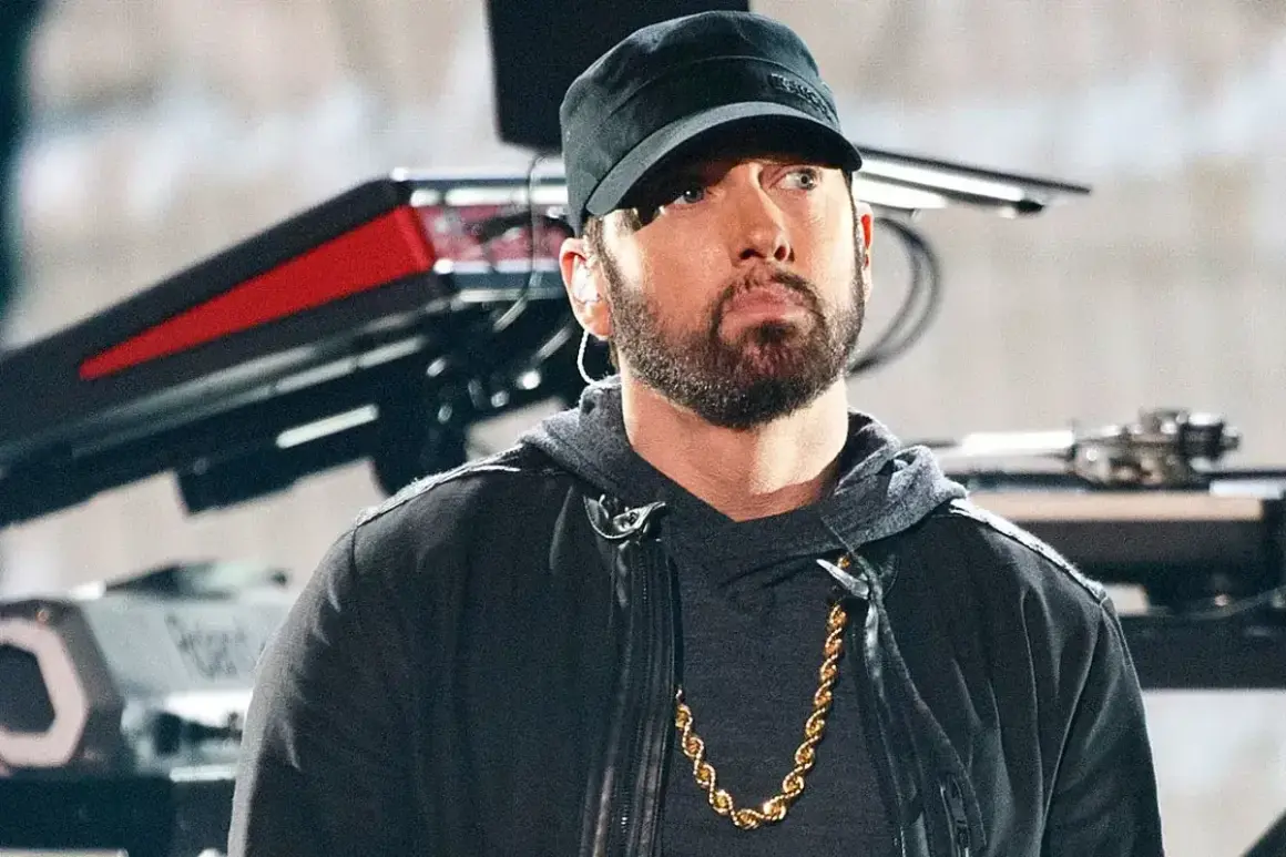 Eminem, którego imię zna cały świat, w czapce i z charakterystycznym złotym łańcuchem na szyi.