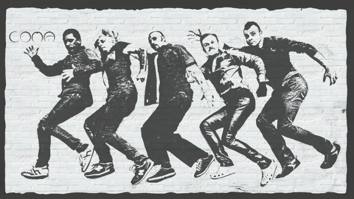 Grafika na ceglanej ścianie przedstawia pięciu mężczyzn w ruchu, przypominających taniec lub bieg. Logo "COMA" widnieje w lewym górnym rogu.