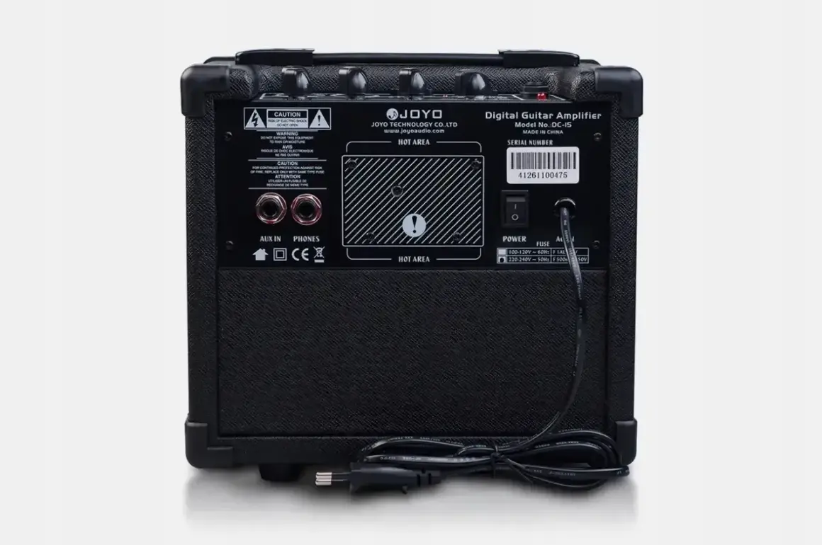 Cyfrowy wzmacniacz gitarowy z efektami JOYO DC-15, gotowy do podłączenia gitary i tworzenia muzyki.