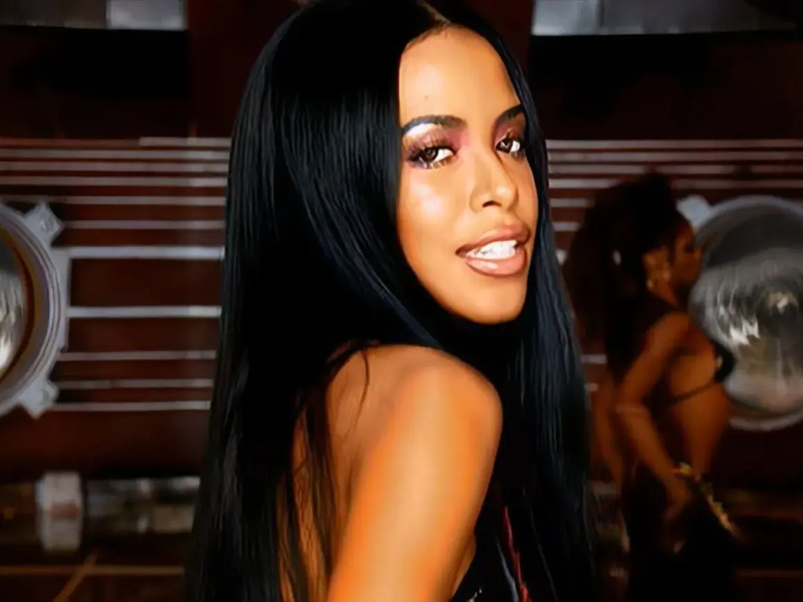 Aaliyah, ikona R&B, w klipie do swoich utworów. W tle widać inne tancerki.