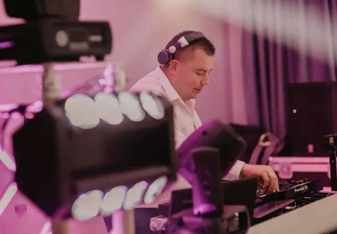 Ile kosztuje DJ na 40 urodziny? Poznaj ceny i ukryte koszty