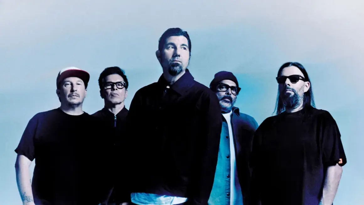 Pięciu członków zespołu Deftones, w tym Chino Moreno, pozuje do zdjęcia promocyjnego. Ich albumy to klasyka rocka.