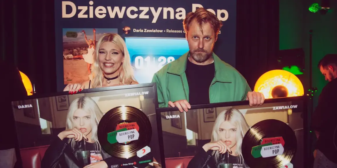 Daria Zawiałow z mężem świętuje sukcesy. Daria Zawiałow utwory "Dziewczyna Pop" zdobyły złote płyty.
