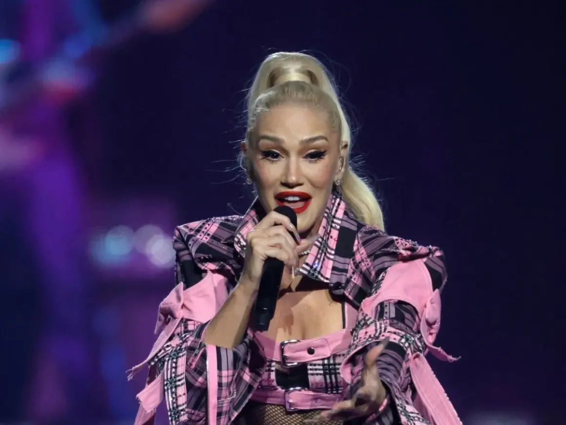 Gwen Stefani, mimo swojego wieku, wciąż zachwyca energią na scenie w różowej kraciastej stylizacji.