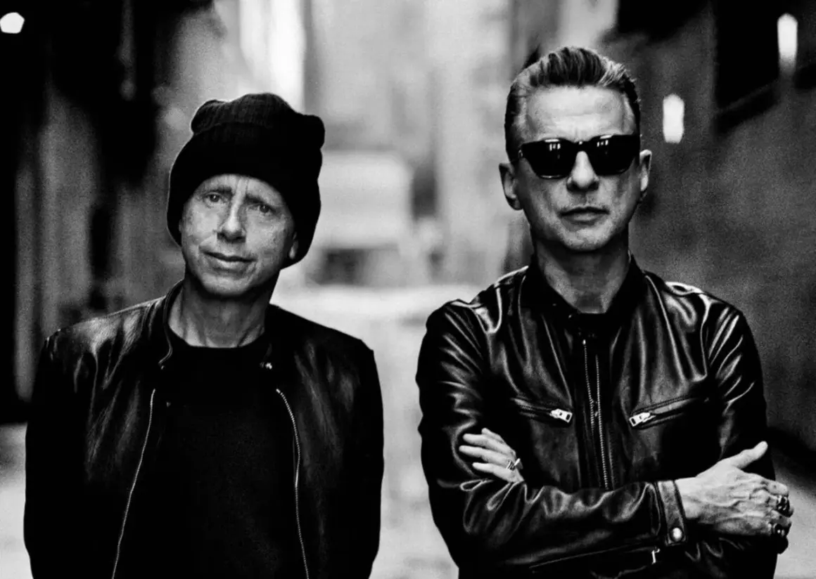Dave Gahan i Martin Gore, ikony Depeche Mode, w mrocznym klimacie, jakby zapowiadali kolejne niezapomniane depeche mode utwory.