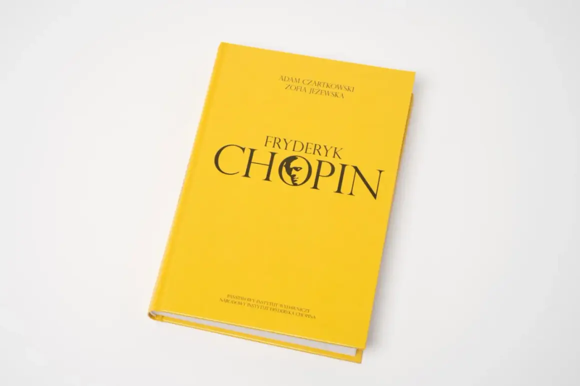 Żółta okładka książki "Fryderyk Chopin życie i twórczość" z czarnym napisem i portretem kompozytora.