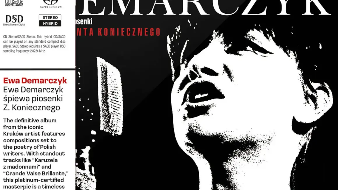 Ewa Demarczyk śpiewa piosenki Z. Koniecznego. Ikoniczna artystka z Krakowa w czarno-białej stylizacji.