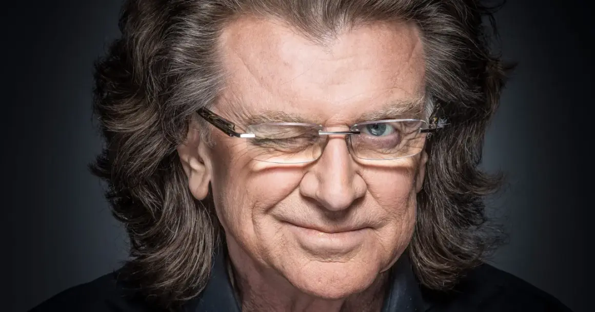 Zbigniew, kompozytor i dyrygent, z charakterystycznym uśmiechem i mrugnięciem, w okularach.