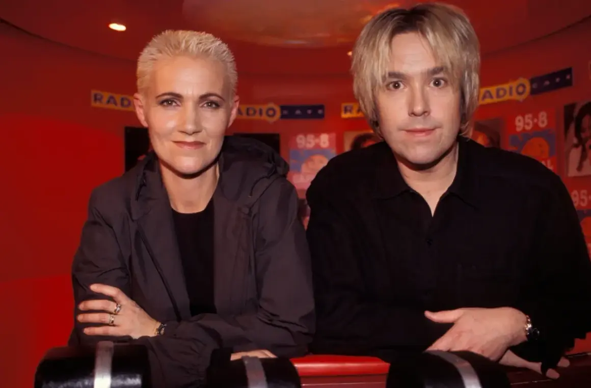 Roxette członkowie: Marie Fredriksson i Per Gessle pozują do zdjęcia w studiu radiowym.