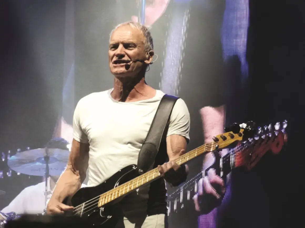 Sting gra na gitarze basowej, wykonując swoje niezapomniane utwory.