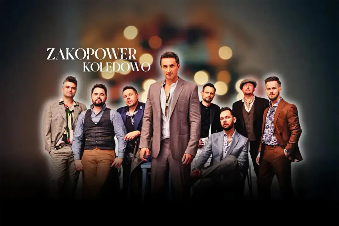 Grupa Zakopower w eleganckich strojach, z wokalistą na pierwszym planie, gotowa do kolędowania.