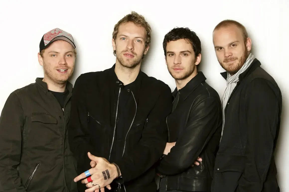 Członkowie Coldplay pozują do zdjęcia. Na dłoni jednego z nich widnieje tatuaż symbolizujący pauzę.
