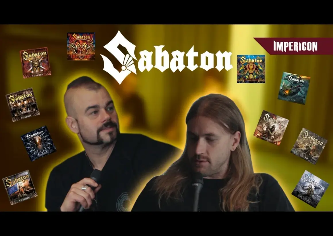 Dwóch mężczyzn rozmawia na tle okładek albumów zespołu Sabaton. Wokół nich unoszą się okładki ich popularnych utworów.