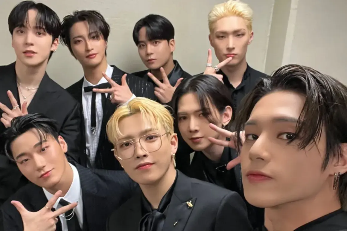Grupa ATEEZ w czarnych garniturach, gotowa do promocji nowych **ateez albumy**.