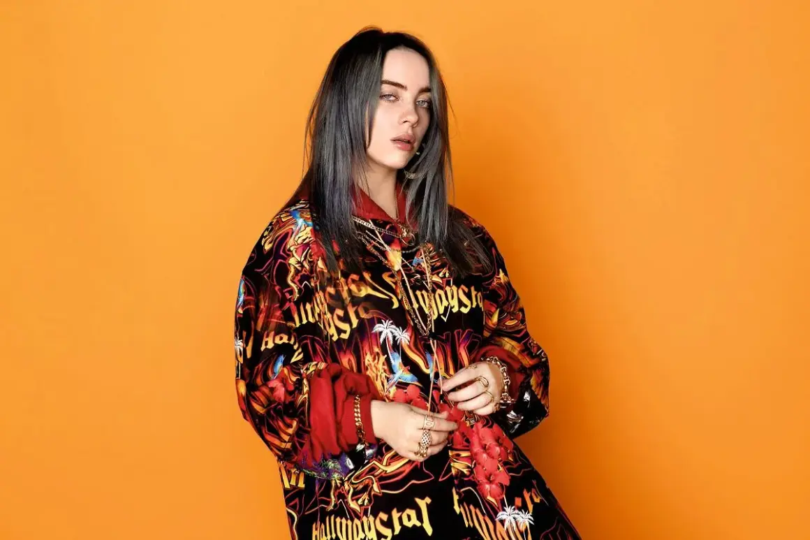 Billie Eilish w kolorowej bluzie z nadrukiem, jakby prosto z teledysku do jej hitowych utworów.