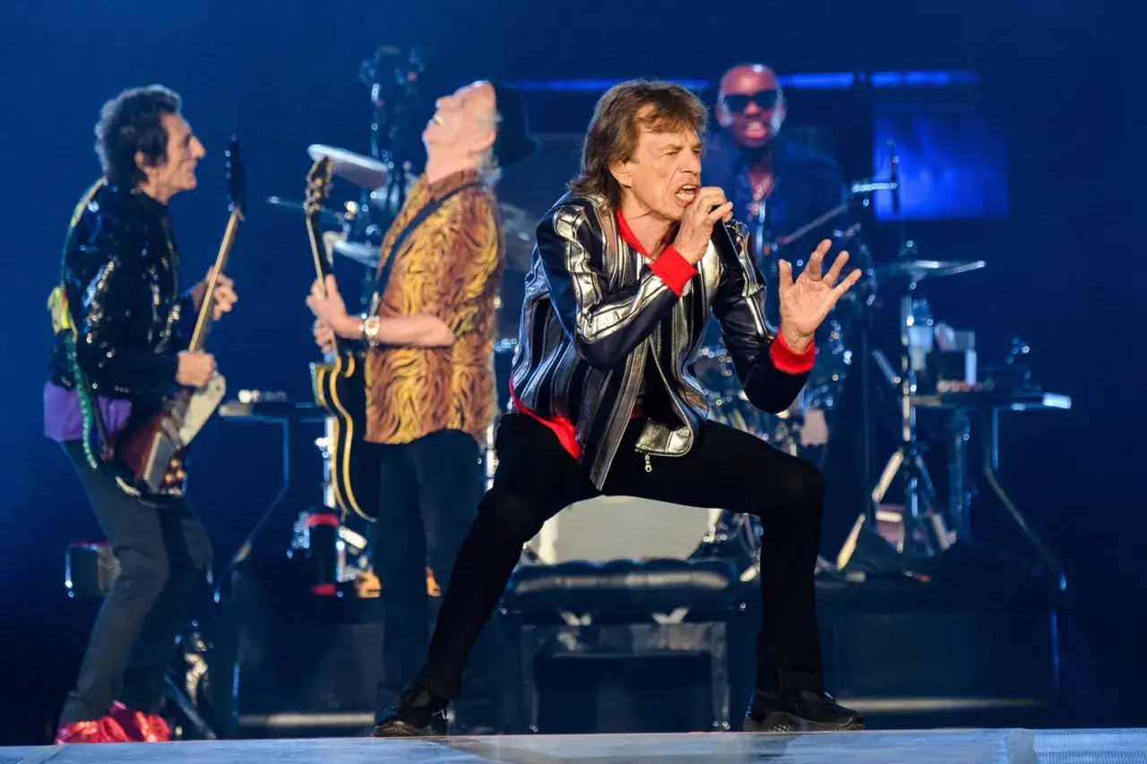 Mick Jagger śpiewa, Ronnie Wood i Keith Richards grają na gitarach. To muzyka Stonesów na żywo, pełna energii.