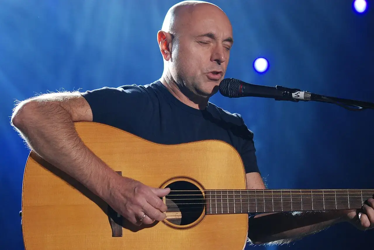 Ireneusz Dudek śpiewa i gra na gitarze, tworząc swoje niepowtarzalne utwory.
