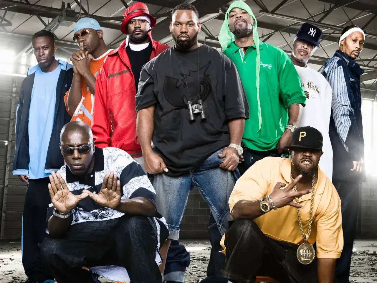 Grupa wu-tang clan członkowie pozuje do zdjęcia w luźnych strojach.