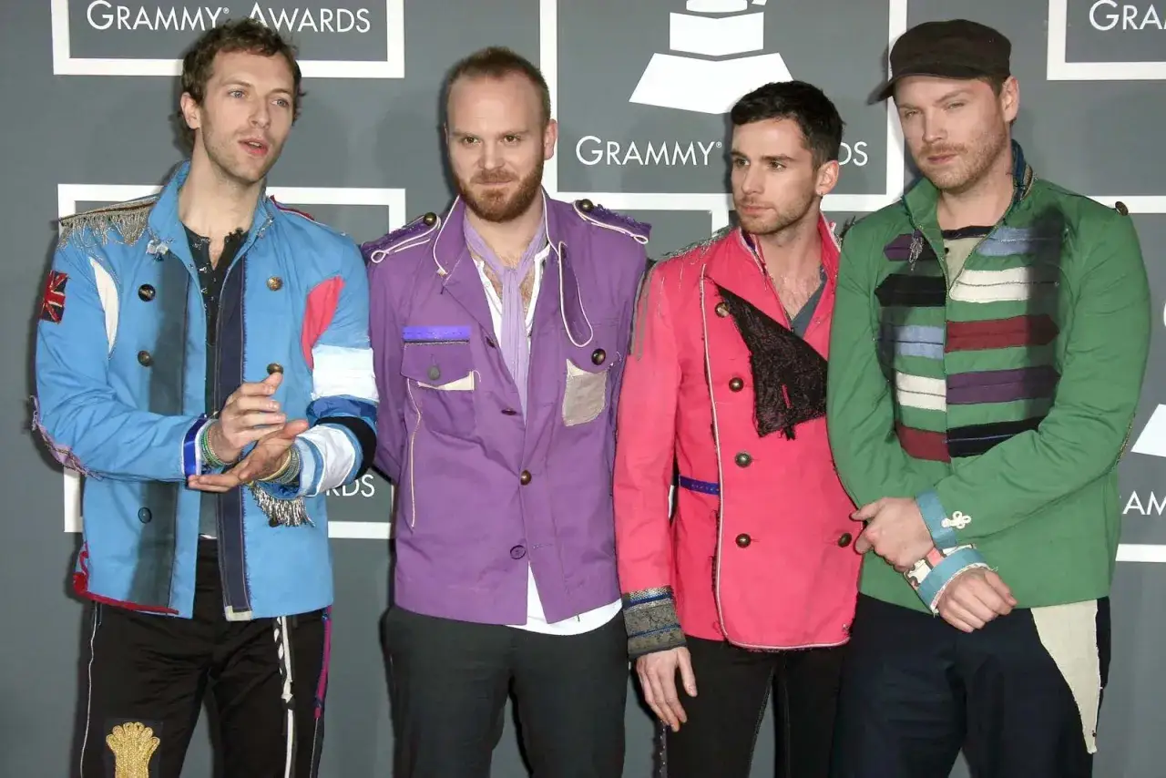 Członkowie Coldplay w barwnych strojach na gali Grammy.