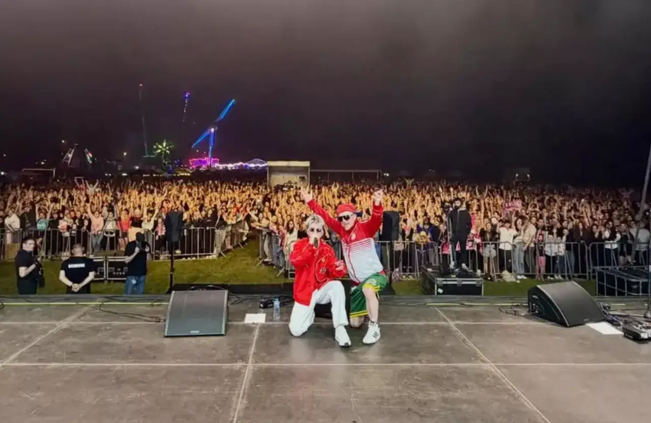 Kordian Cieślik na scenie z tłumem fanów. Ile ma lat? Tego nie wiemy, ale zabawa trwa!