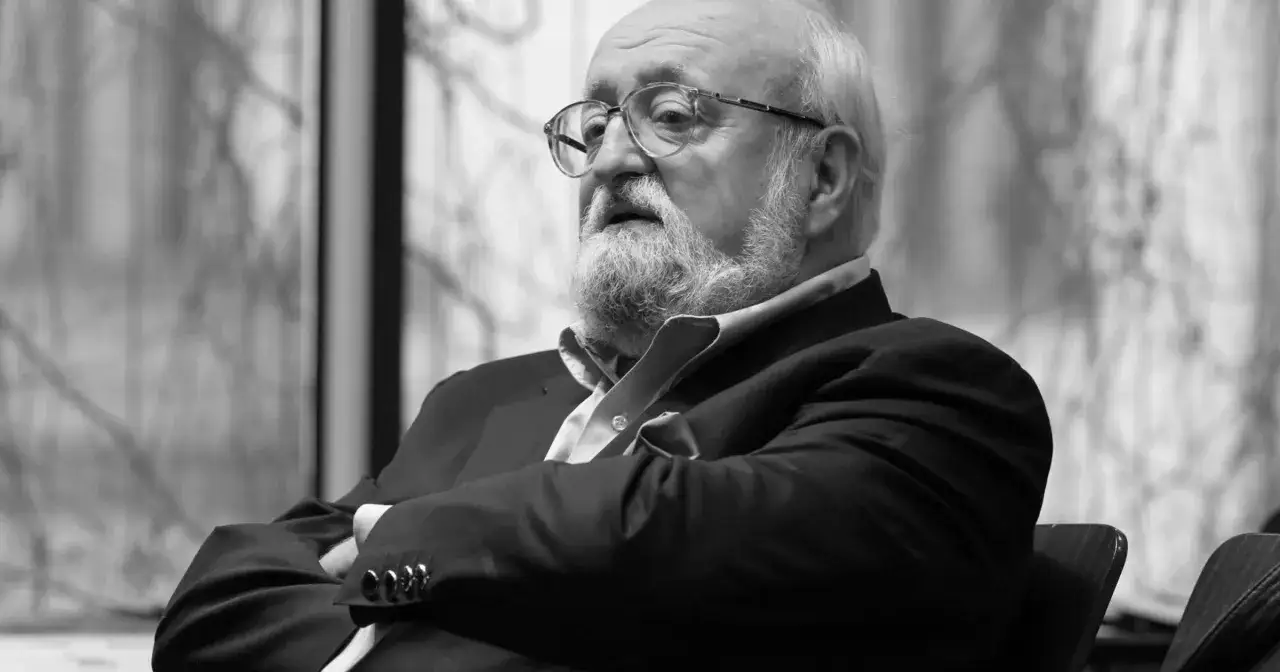 Krzysztof Penderecki w okularach, z brodą, w garniturze. Jego najsłynniejsze utwory, jak