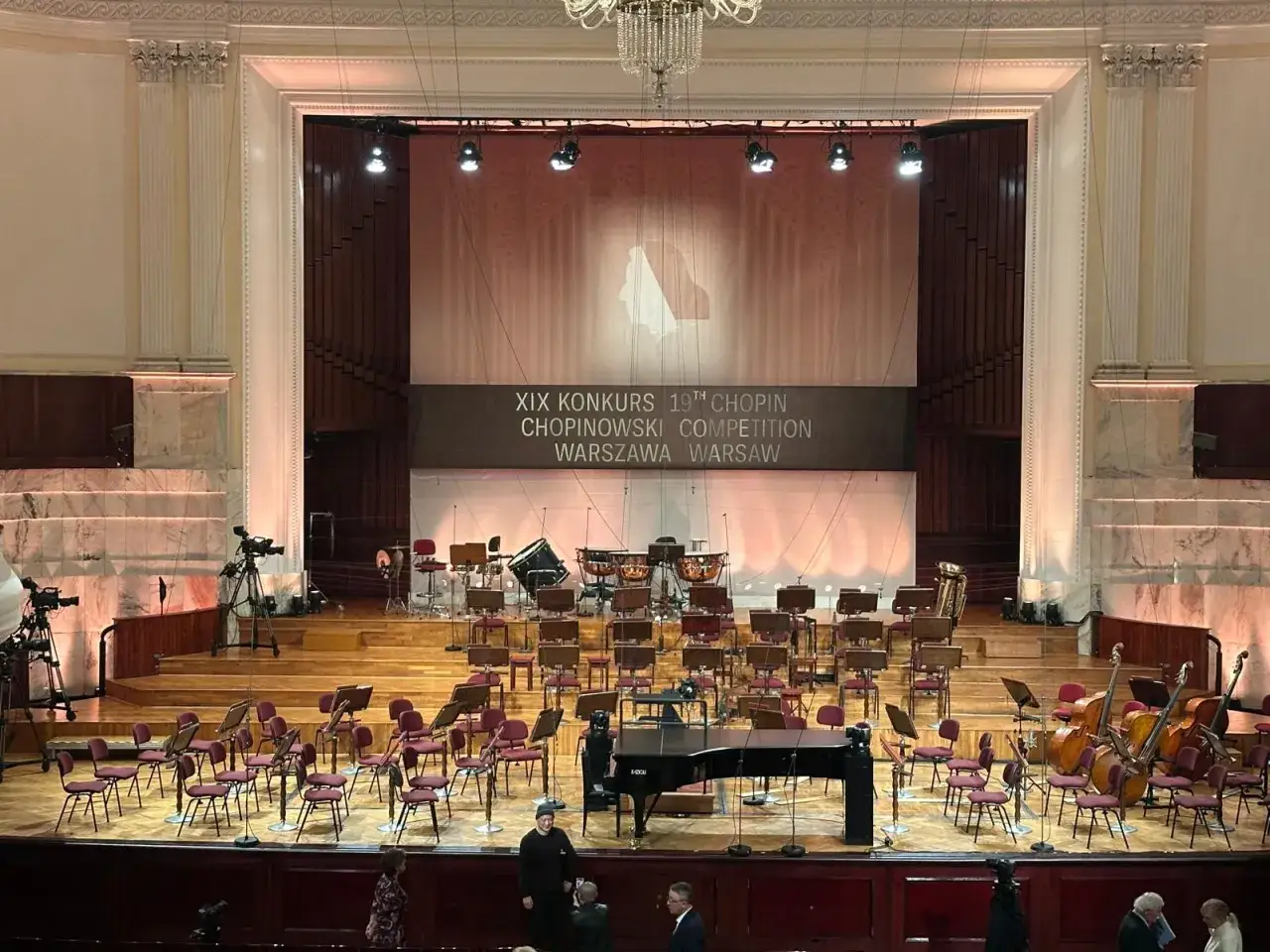 Scena filharmonii przygotowana do XIX Konkursu Chopinowskiego. Konkurs chopinowski co ile lat? Odbywa się co 5 lat.