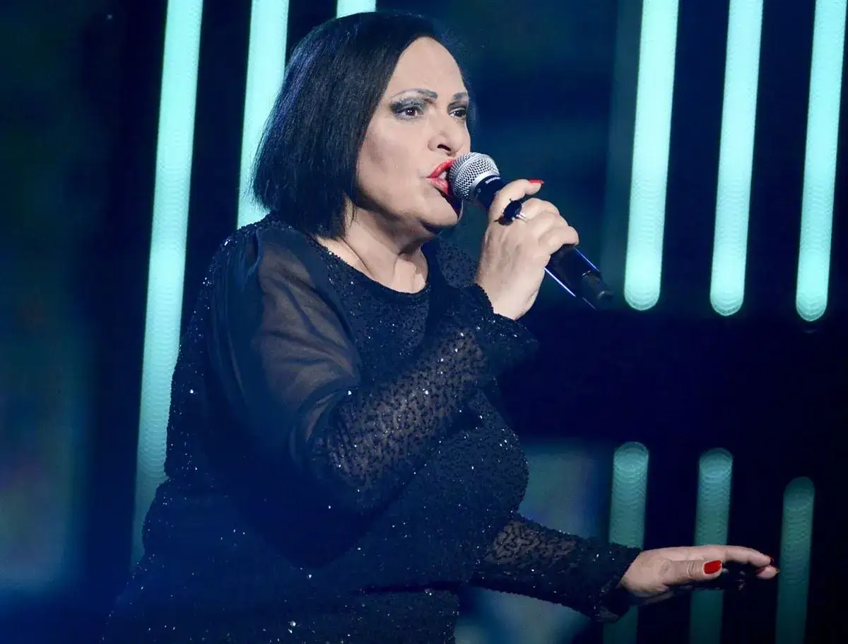 Grażyna Łobaszewska śpiewa, wykonując swoje utwory na scenie.