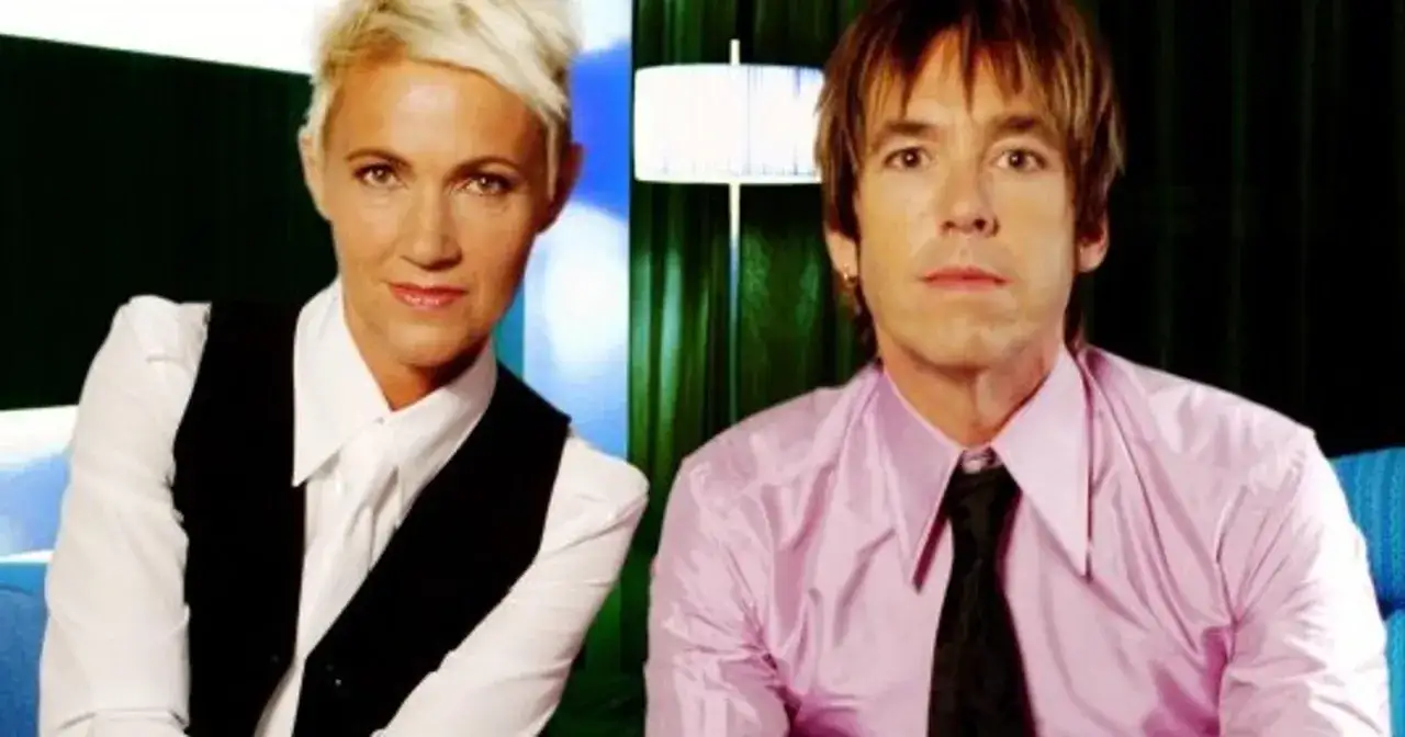 Roxette członkowie: Marie Fredriksson z krótkimi blond włosami i Per Gessle w różowej koszuli.