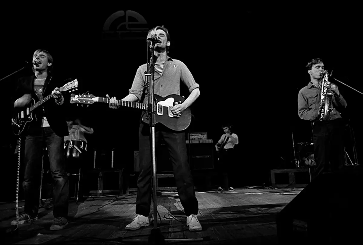 Koncert polskich zespołów punkowych. Na scenie gitarzyści, wokalista i saksofonista.