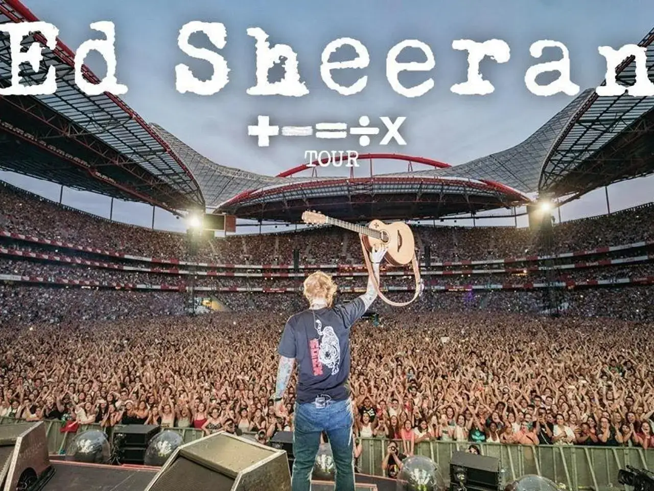Ed Sheeran w Polsce na stadionie, tłumy fanów, artysta z gitarą na scenie.