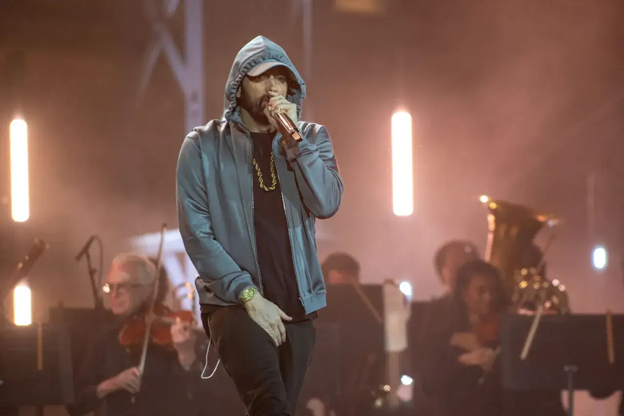 Eminem, którego imię zna cały świat, występuje na scenie z orkiestrą.