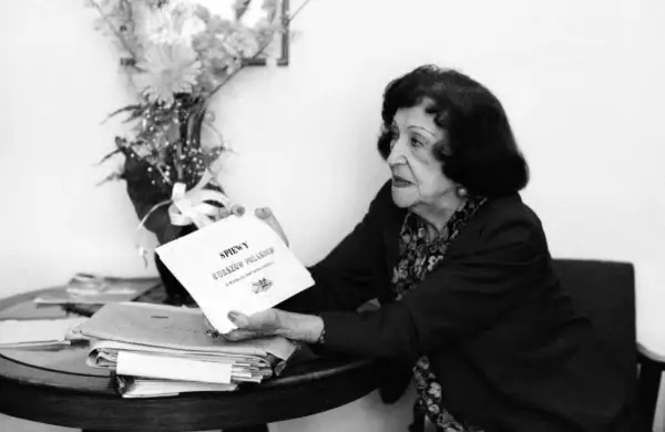 Mira Zimińska-Sygietyńska prezentuje śpiewniki z pieśniami polskich burszów.