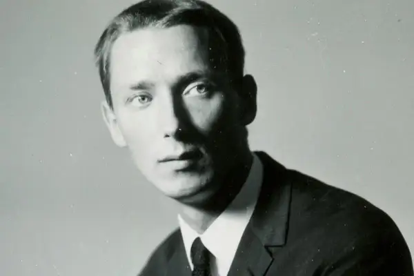 Portret młodego mężczyzny w garniturze. Może to być zdjęcie z czasów, gdy powstawały piosenki Młynarskiego alfabetycznie.