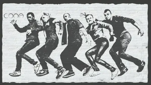 Grafika na ceglanej ścianie przedstawia pięciu mężczyzn w ruchu, przypominających taniec lub bieg. Logo "COMA" widnieje w lewym górnym rogu.