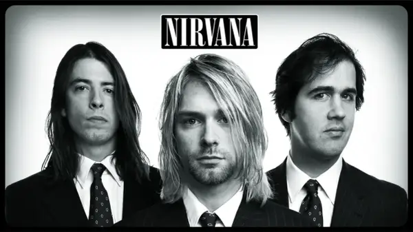 Trzech członków zespołu Nirvana w garniturach: Kurt Cobain, Dave Grohl i Krist Novoselic.
