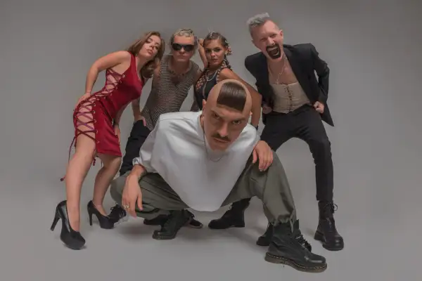 Ekscentryczna piątka, czyli little big członkowie, pozuje w odważnych stylizacjach.