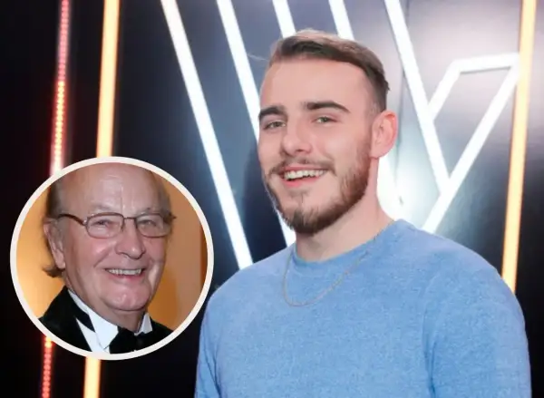 Wiesław Ochman i jego syn. Młody mężczyzna uśmiecha się, a w okręgu widać starszego pana w okularach.