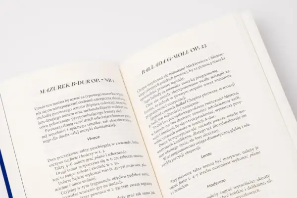 Otwarta książka z analizą utworów Chopina: Mazurek B-dur i Ballada g-moll.