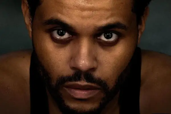 Intensywne spojrzenie The Weeknd, zapowiadające jego kolejne albumy.