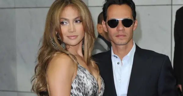 Jennifer Lopez i jej ówczesny mąż, Marc Anthony, pozują do zdjęć.
