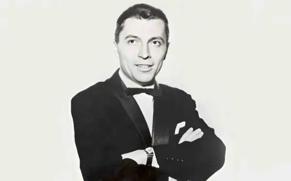 Elegancki Janusz Budzyński, mąż Alicji Majewskiej, w czarnym smokingu z muszką.