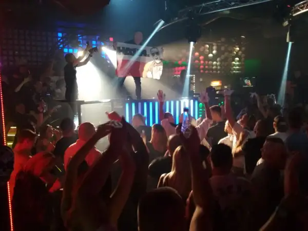 Tłum szaleje na koncercie, DJ Rachela gra najlepsze hity.