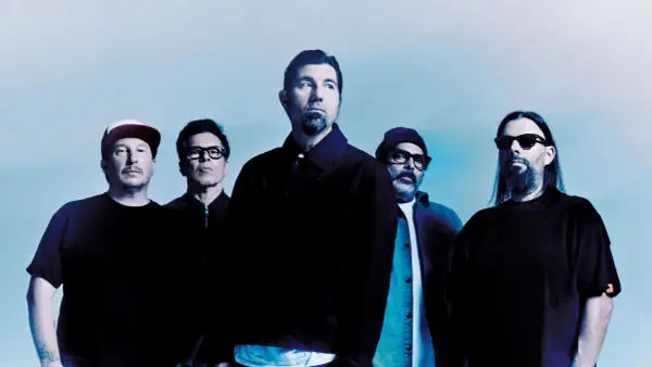 Pięciu członków zespołu Deftones, w tym Chino Moreno, pozuje do zdjęcia promocyjnego. Ich albumy to klasyka rocka.