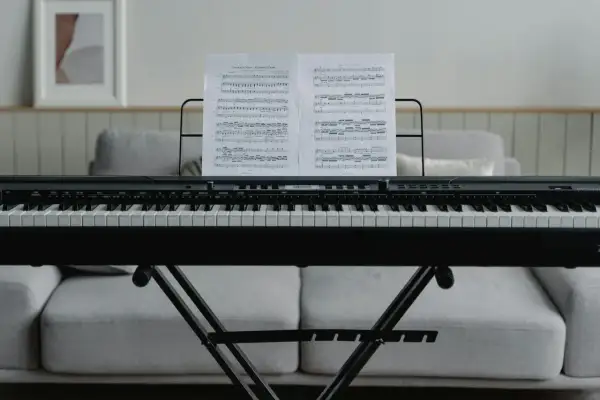 Elektroniczne pianino z nutami Pachelbel's Canon, gotowe do zagrania w **pianissimo**.