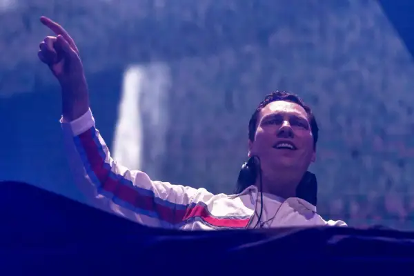DJ Tiësto w Polsce, z palcem w górze, rozgrzewa tłum.