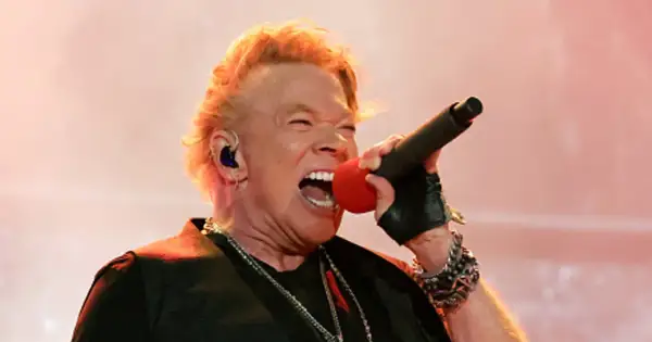 Axl Rose śpiewa z pasją, jakby chciał porwać tłumy. Nawet po latach, jego głos i energia przypominają, że rock and roll żyje, a jego muzyka nadal inspiruje kolejne pokolenia, jakby to były jego własne dzieci.