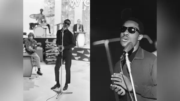Młody Stevie Wonder śpiewa, otoczony zespołem. Jego niezapomniane utwory brzmią w tle.