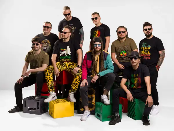 Dziewięciu mężczyzn, polski zespół reggae, pozuje w stylowych okularach przeciwsłonecznych.