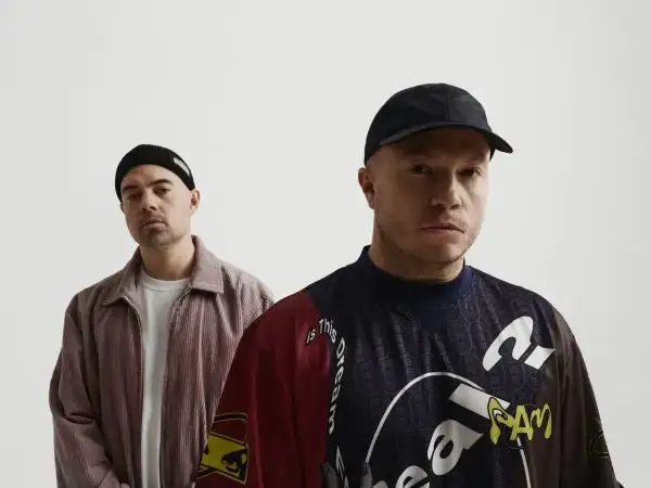 Dwóch mężczyzn, jeden w czapce beanie, drugi w czapce z daszkiem. pro8l3m oskar.